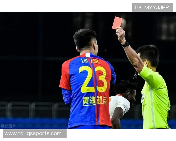 中国足球闹剧！数十人火爆冲突，飞踹+挥拳猛捶，当地回应：批评教育