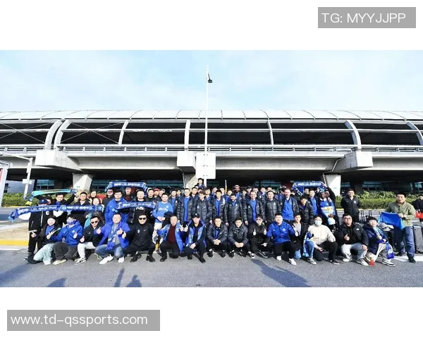 千名球迷接机新疆队与球员一起尽情宣泄夺冠喜悦