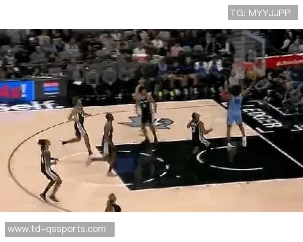 杰伦·威廉姆斯断球反击:高难度上篮瞬间点燃比赛火焰 杰伦·威廉姆斯断球反击:高难度上篮瞬间点燃比赛火焰